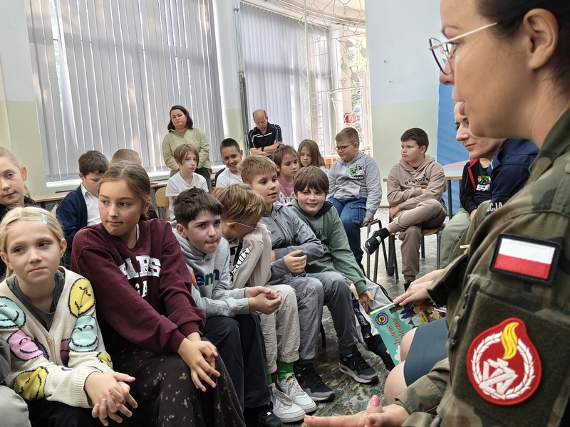 https://www.zzwp-gorzow.pl/images/Mundurowi_czytaj%C4%85_i_o_bezpiecze%C5%84stwie_opowiadaj%C4%85_logo.jpg?1759937115